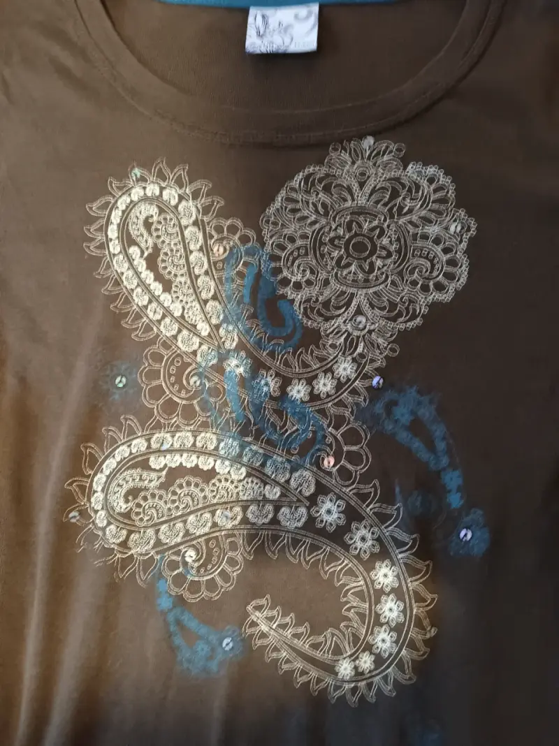 Polera manga larga marrón y2k con estampado - 3