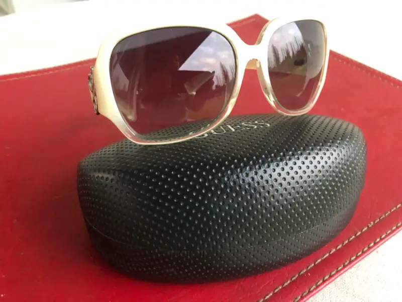 Gafas de sol Guess blancas con estuche - 1