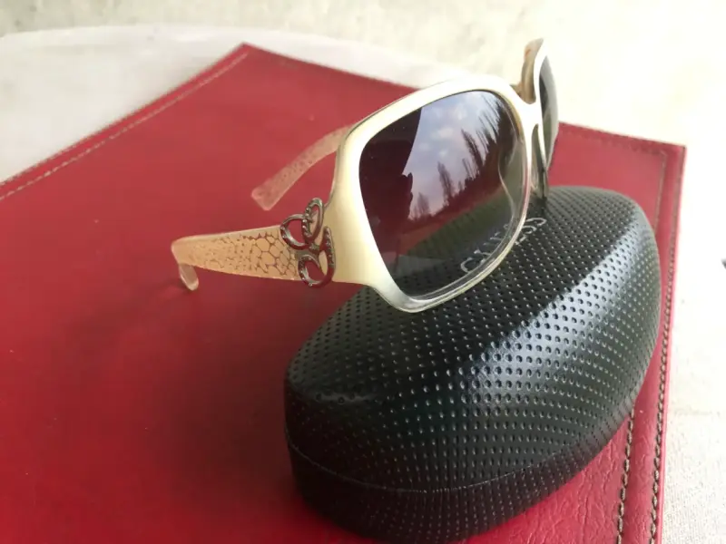 Gafas de sol Guess blancas con estuche - 2