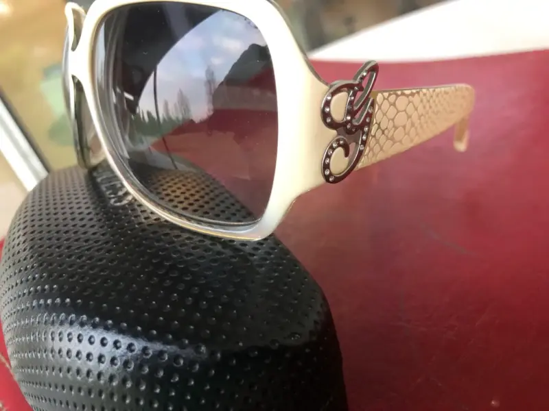 Gafas de sol Guess blancas con estuche - 3