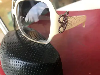 Gafas de sol Guess blancas con estuche - miniatura 3