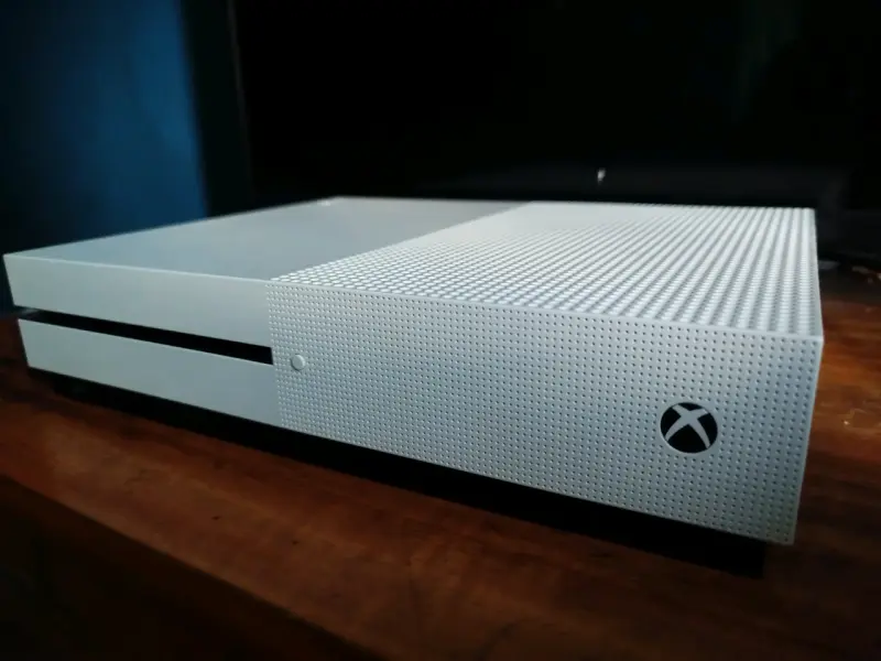 Consola Xbox One S con control incluido - 1