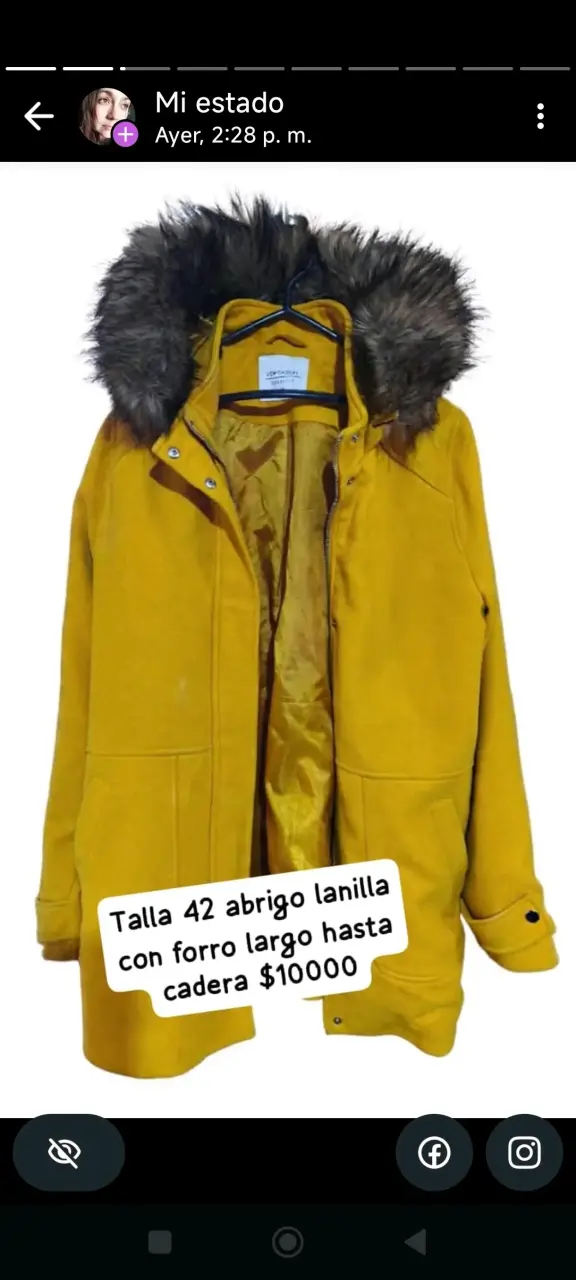 Abrigo amarillo con capucha de piel sintética