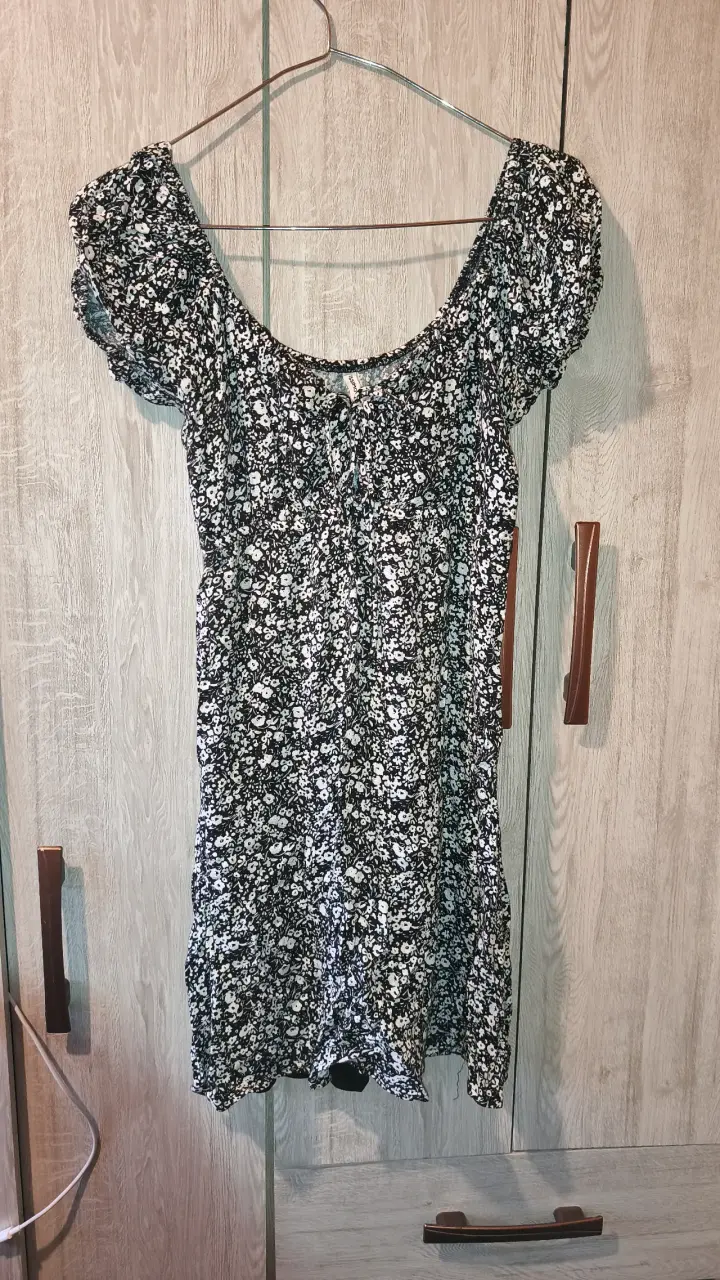 Vestido corto floral negro y blanco