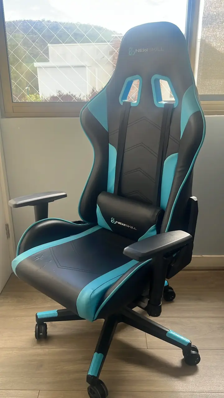 Silla gamer Newskill azul y negra