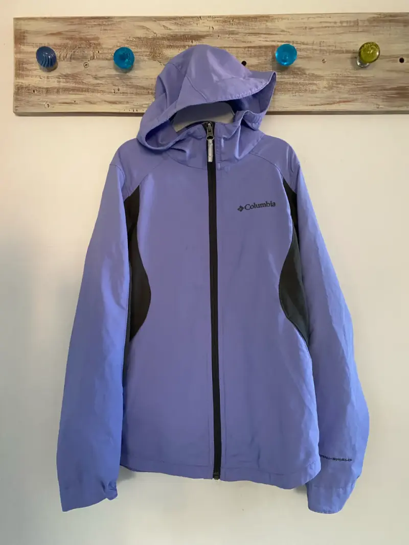 Chaqueta impermeable Columbia morada con capucha
