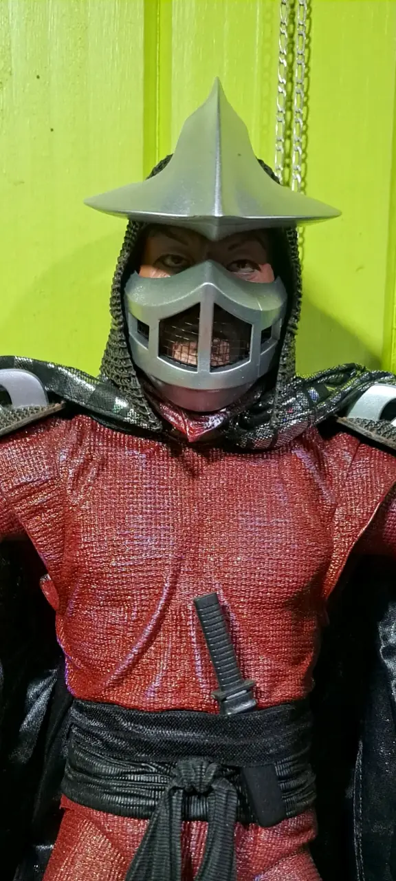 Figura de acción Shredder con armadura roja - 1