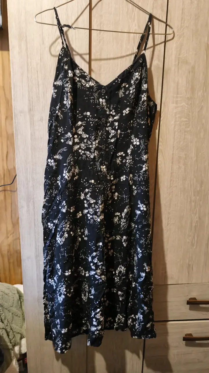 Vestido negro con estampado floral - 1