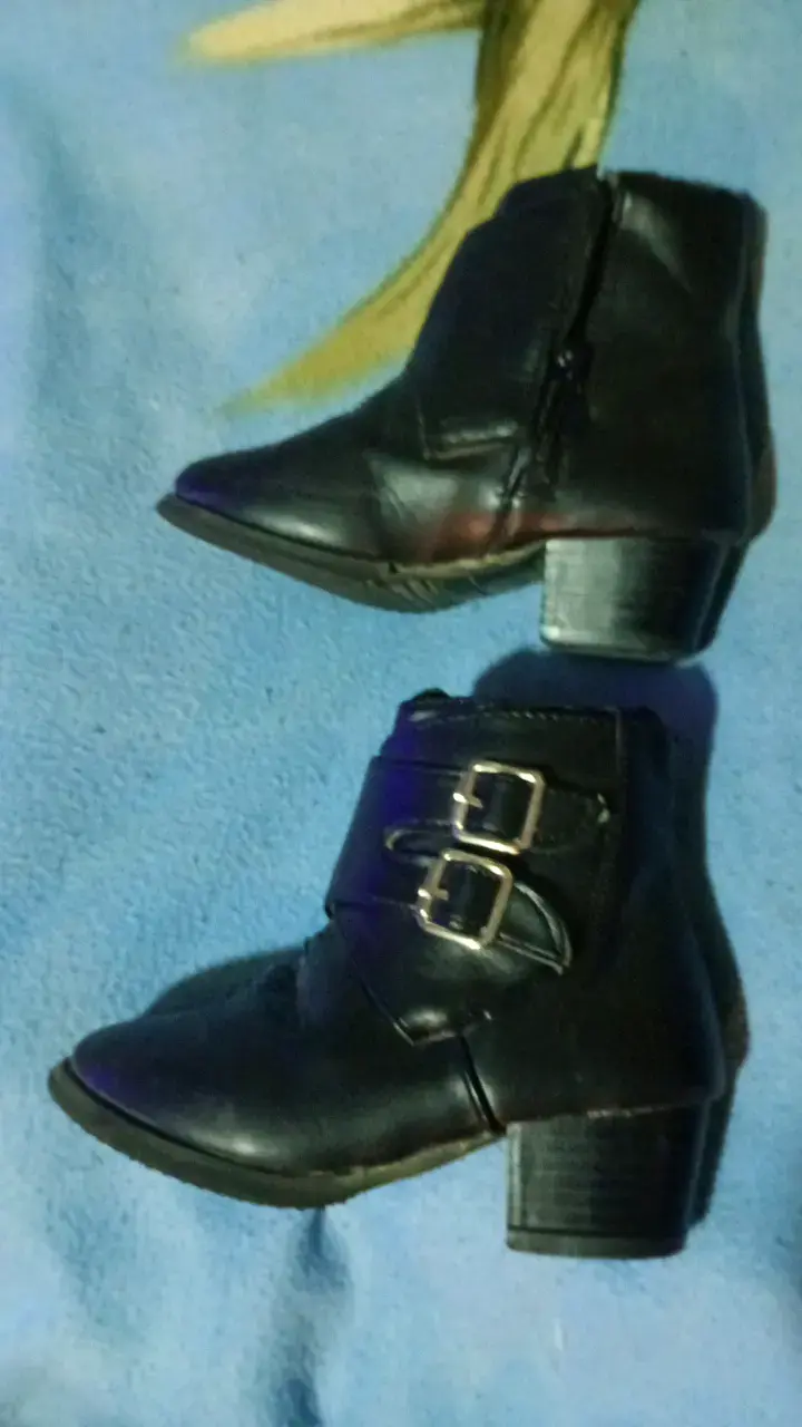 Botines de cuero negro con hebillas