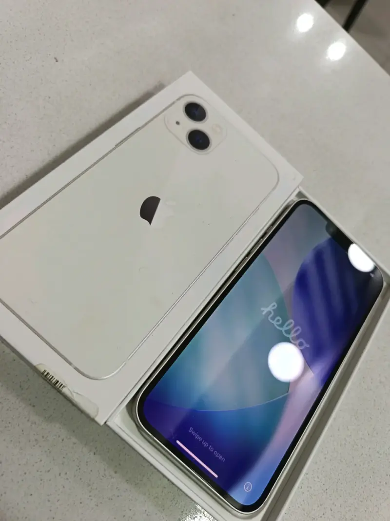 iPhone 13 blanco en excelente estado - 1
