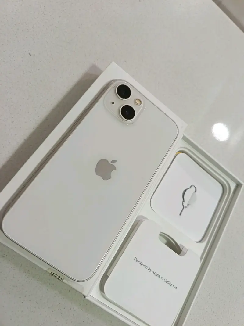 iPhone 13 blanco en excelente estado - 2