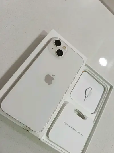 iPhone 13 blanco en excelente estado - miniatura 2