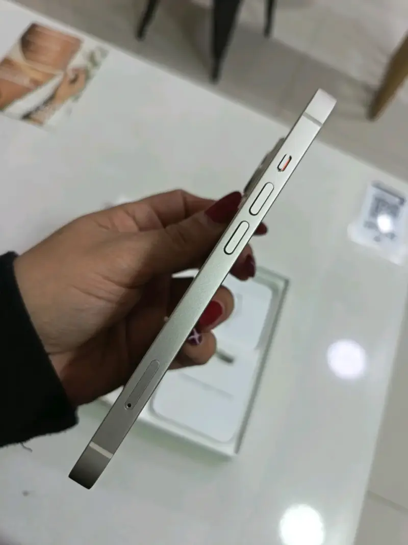 iPhone 13 blanco en excelente estado - 6