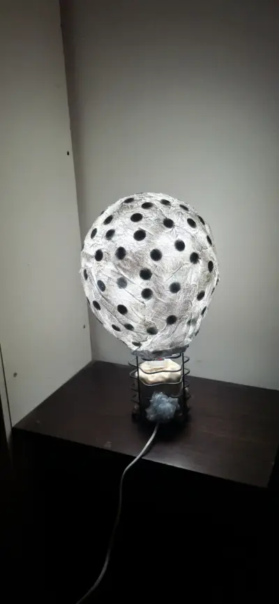 Lámpara de mesa artesanal con diseño único - miniatura 1
