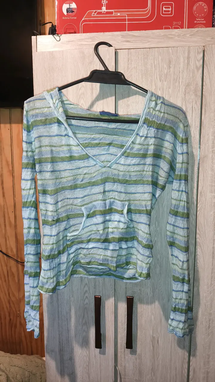 Polera de rayas verde y azul con capucha - 1