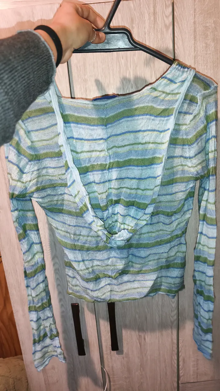 Polera de rayas verde y azul con capucha - 2
