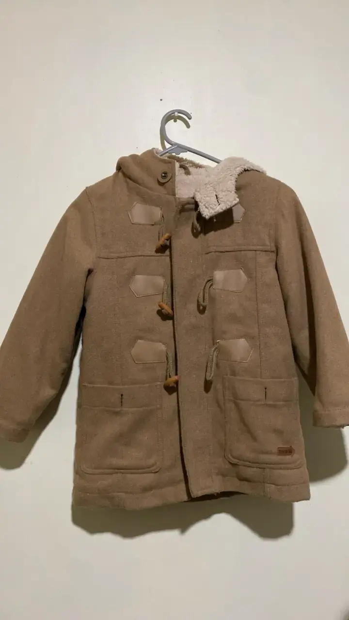 Abrigo de niño con capucha color beige - 1