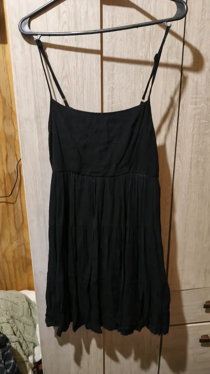 Vestido negro de tirantes para mujer