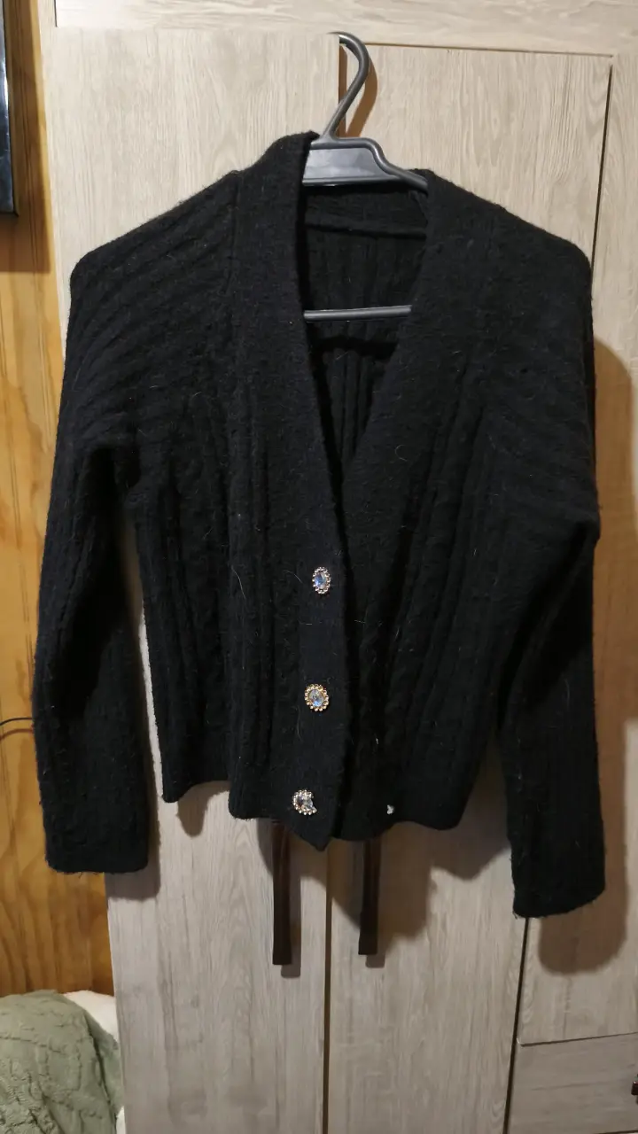 Cardigan negro con botones decorativos