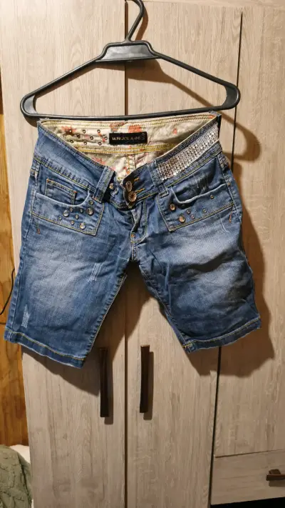 Shorts de mezclilla con detalles de tachas - miniatura 1