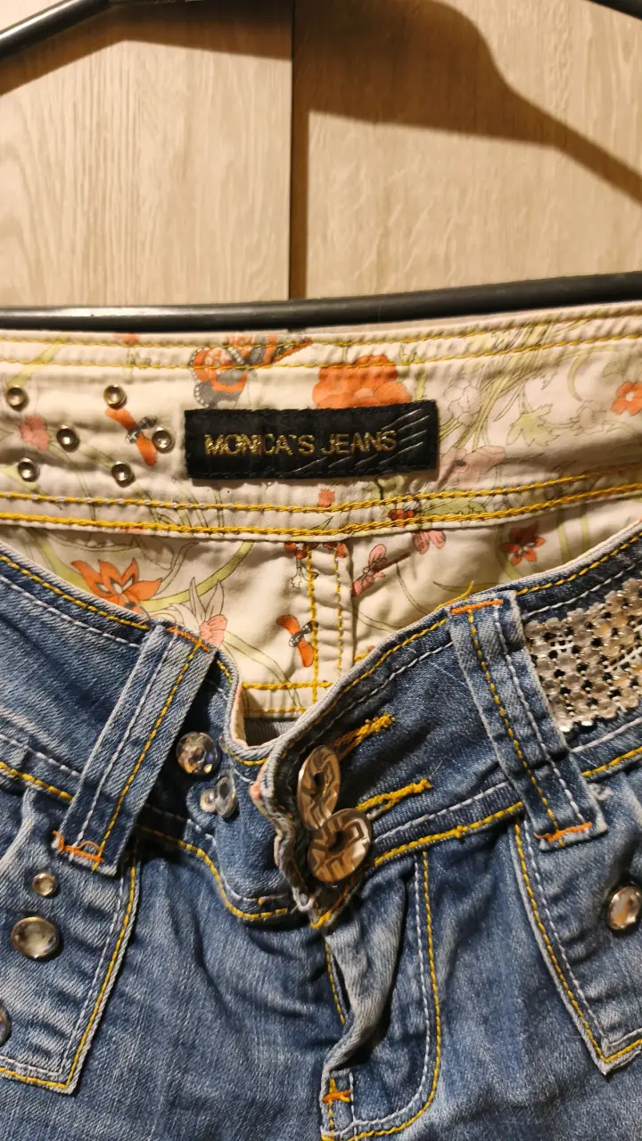 Shorts de mezclilla con detalles de tachas - 2
