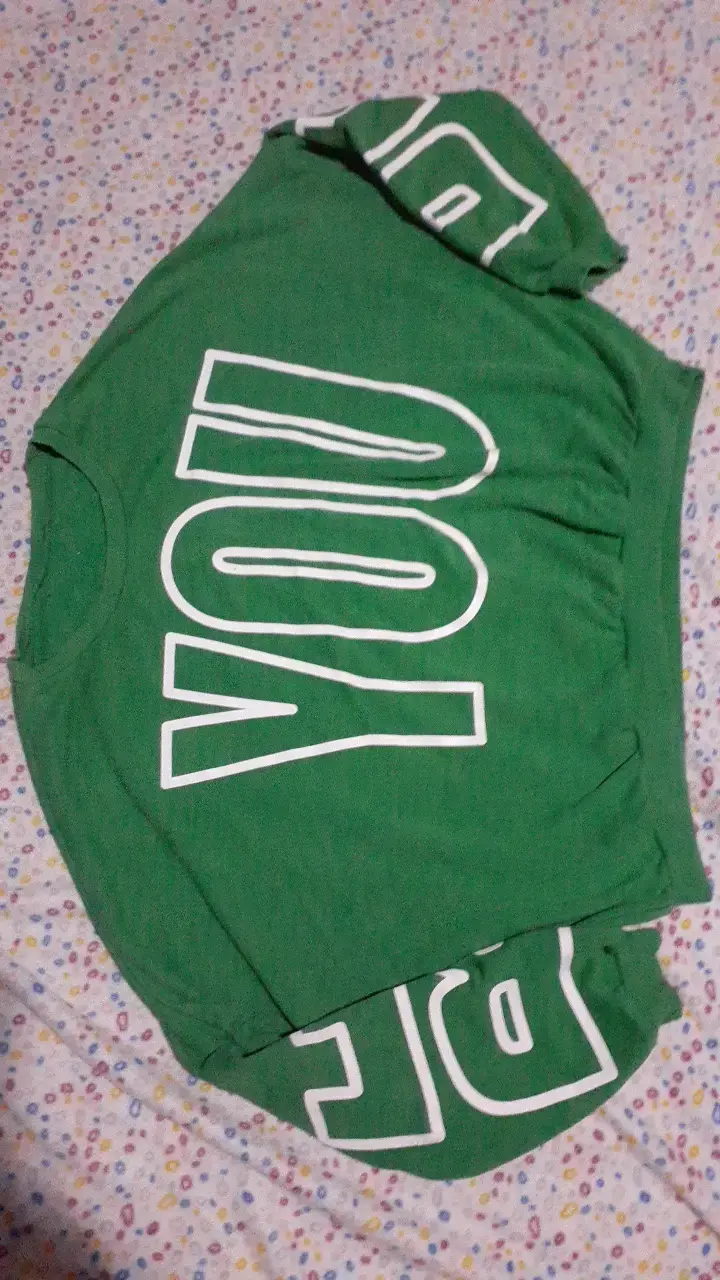 Polera verde con estampado 'YOU' - 1