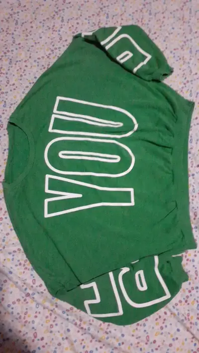 Polera verde con estampado 'YOU' - miniatura 1