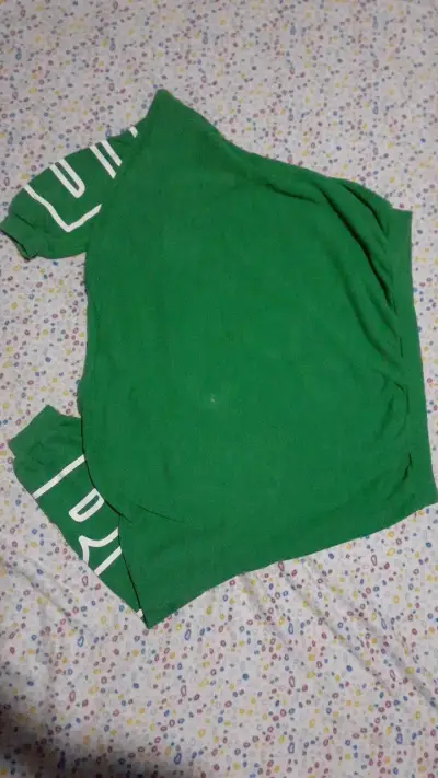 Polera verde con estampado 'YOU' - miniatura 2