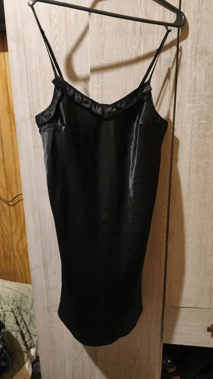 Vestido negro de tirantes elegante