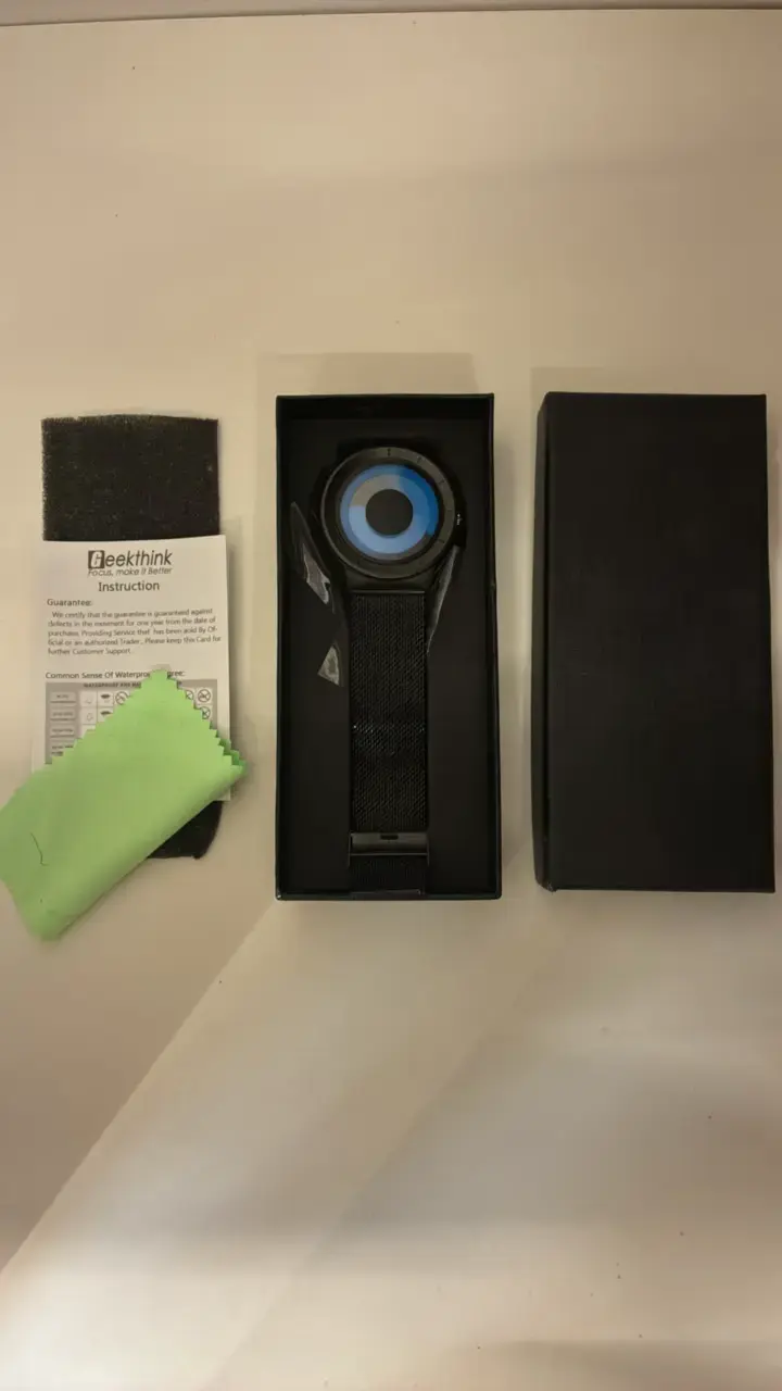 Reloj Geekthink con diseño moderno y correa negra - 1