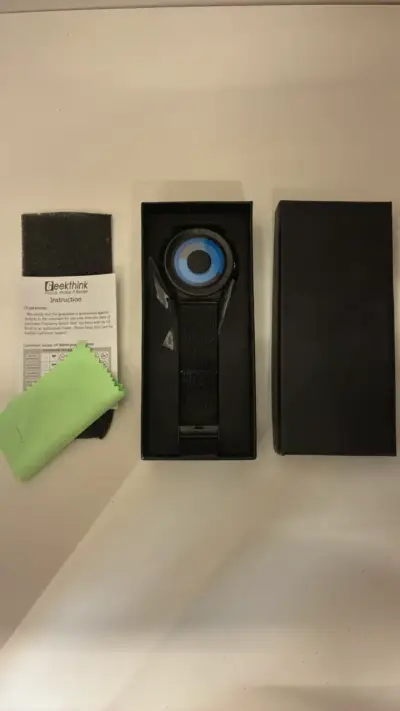 Reloj Geekthink con diseño moderno y correa negra - miniatura 1