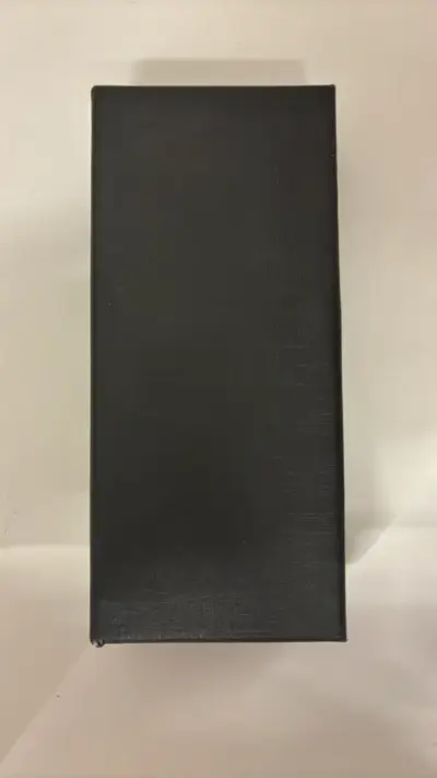 Reloj Geekthink con diseño moderno y correa negra - miniatura 2