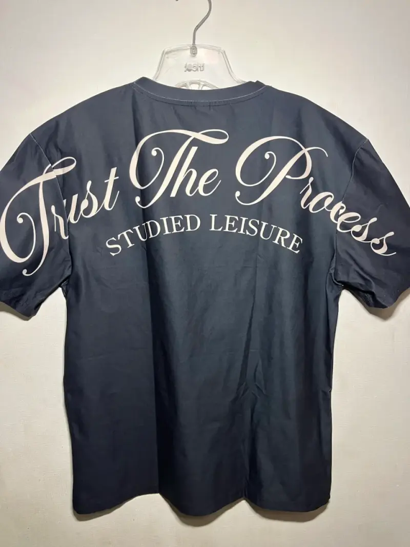 Polera negra con diseño 'Trust The Process' - 1