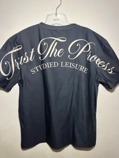 Polera negra con diseño 'Trust The Process' - miniatura 1