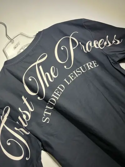 Polera negra con diseño 'Trust The Process' - miniatura 3