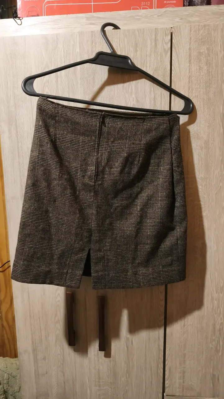 Falda corta de cuadros gris elegante - 1