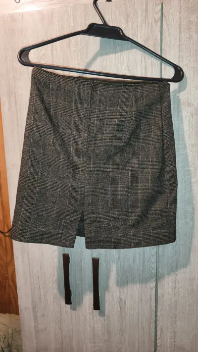 Falda corta de cuadros gris elegante - miniatura 2