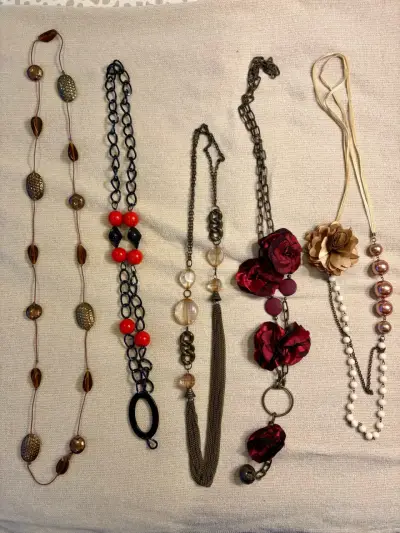 Lote de collares y broches variados - miniatura 2