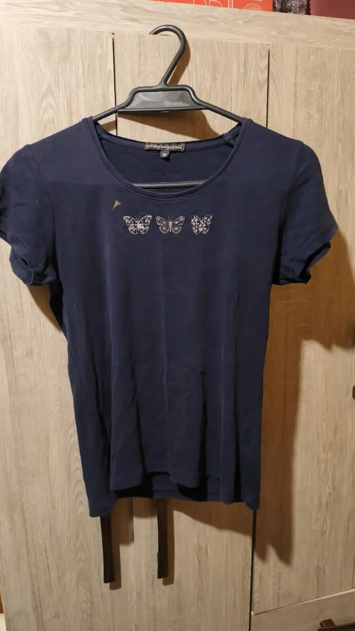 Polera azul con diseño de mariposas - 1