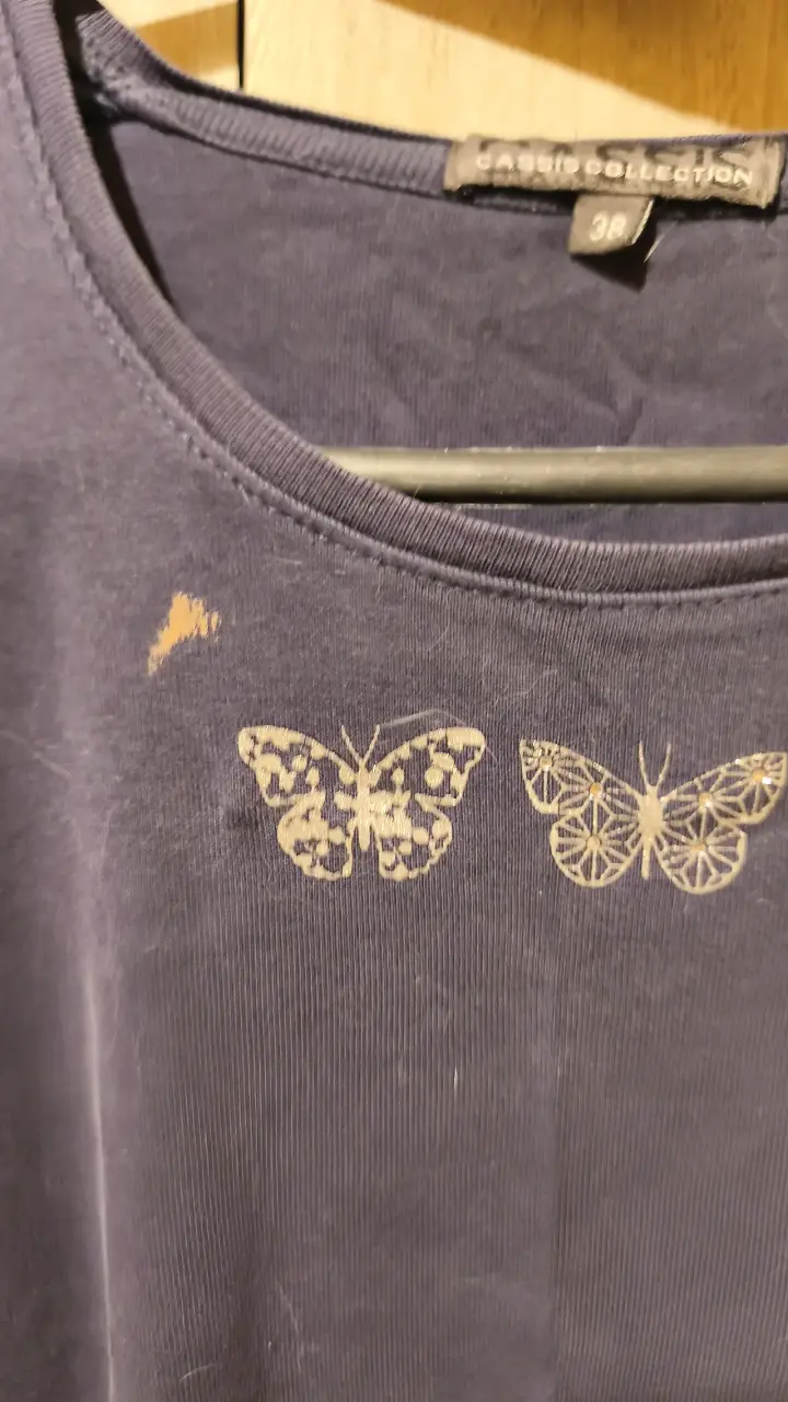 Polera azul con diseño de mariposas - 2