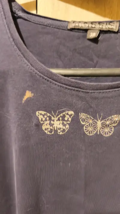 Polera azul con diseño de mariposas - miniatura 2