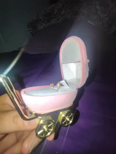 Aros de oro en estuche de cochecito - miniatura 2