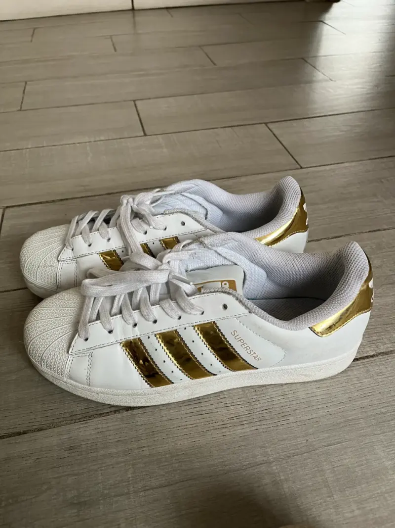 Zapatillas Adidas Superstar blancas con dorado - 1