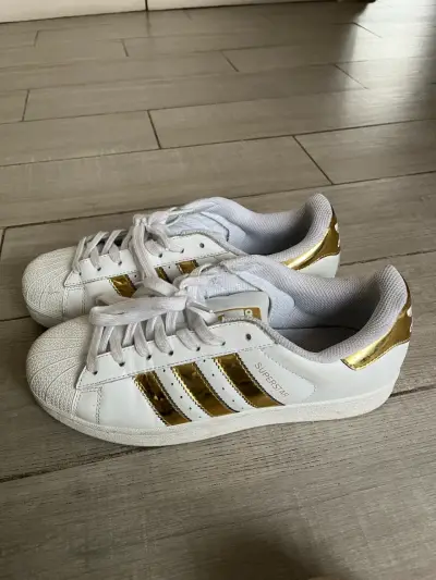 Zapatillas Adidas Superstar blancas con dorado - miniatura 1