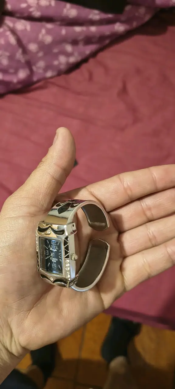 Reloj de pulsera Antea con diseño elegante - 2
