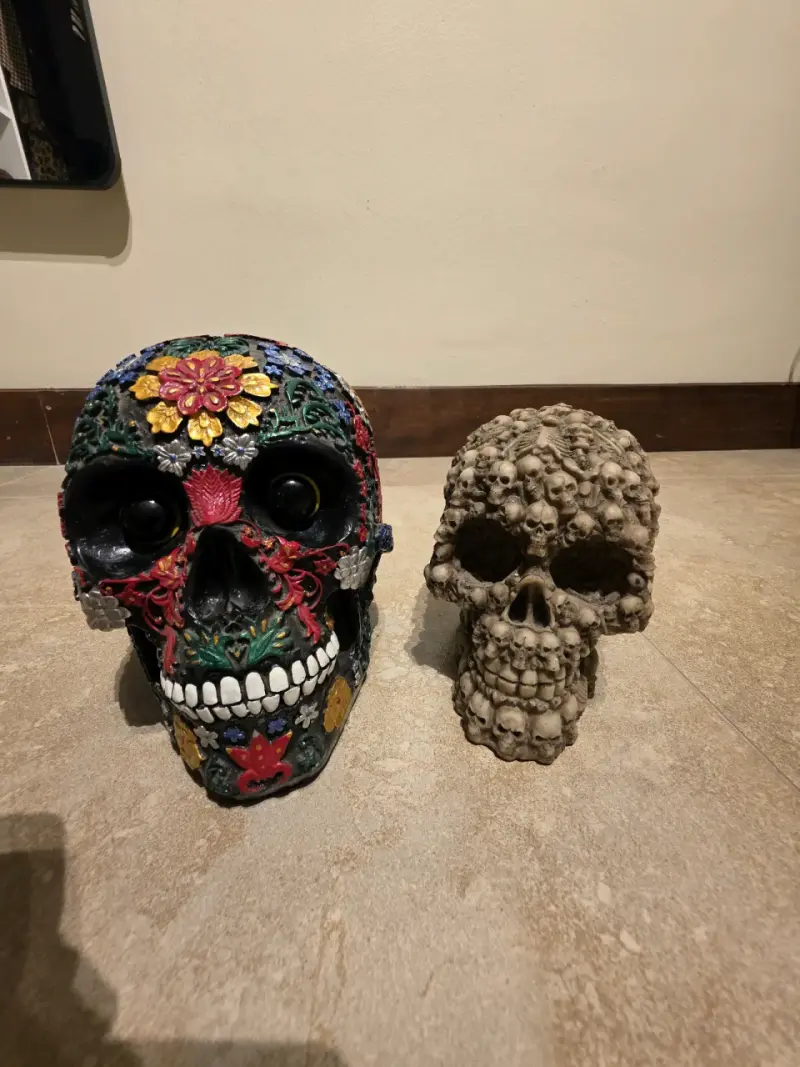 Calaveras decorativas de cerámica con diseño floral y calaveras pequeñas - 1
