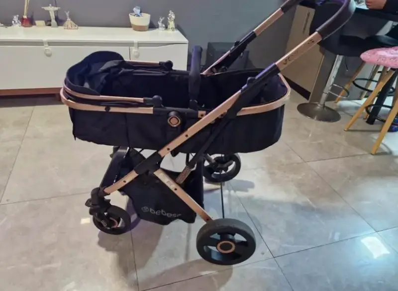 Coche de bebé Bebesit negro con estructura dorada - 1