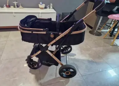 Coche de bebé Bebesit negro con estructura dorada - miniatura 1