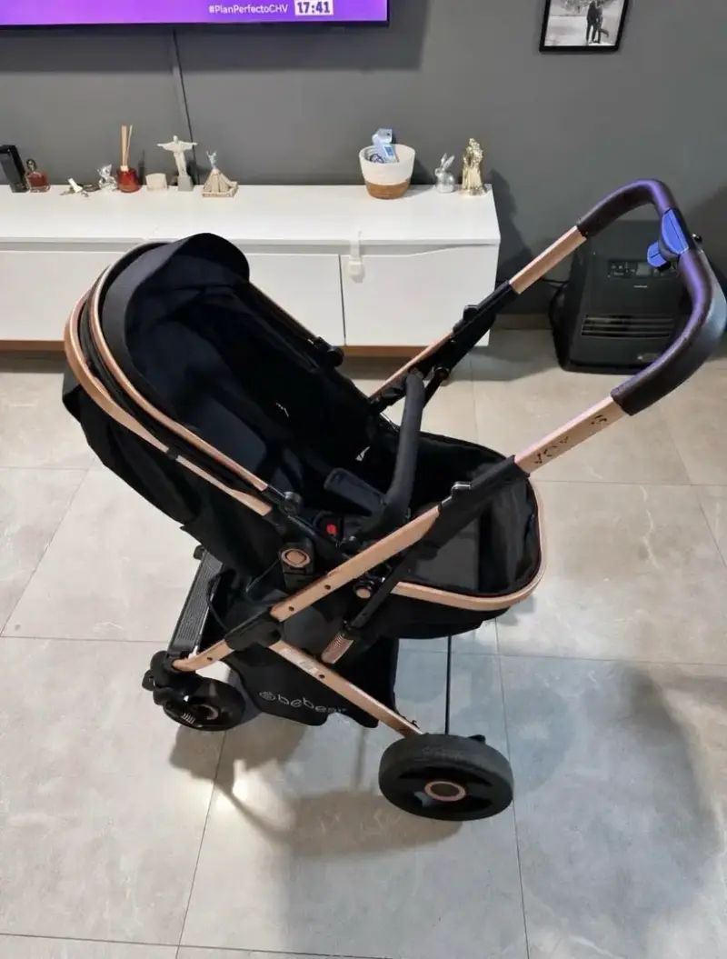 Coche de bebé Bebesit negro con estructura dorada - 2