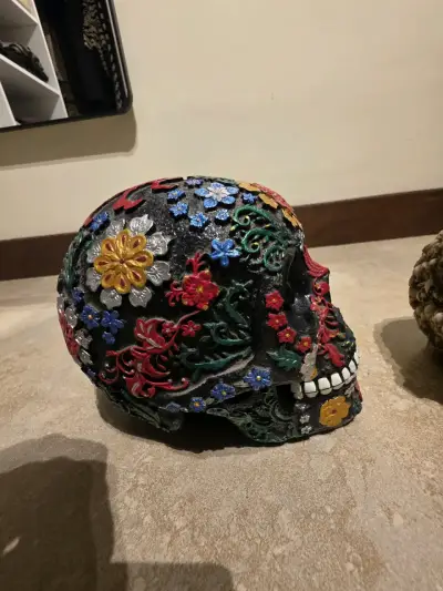 Calaveras decorativas de cerámica con diseño floral y calaveras pequeñas - miniatura 2